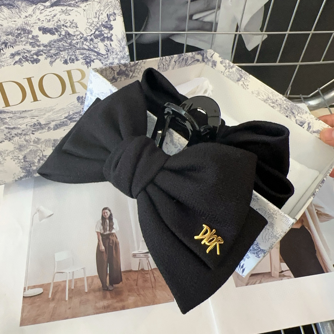 🎁配包装盒
Dior（迪奥）新款D家抓夹，时尚百搭，简单实用 小姐姐必备