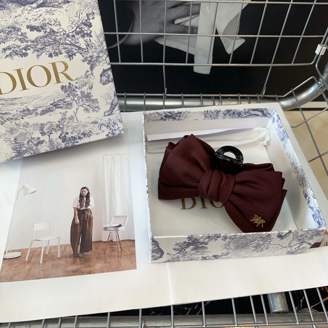 🎁配包装盒
Dior（迪奥）新款D家抓夹，时尚百搭，简单实用 小姐姐必备