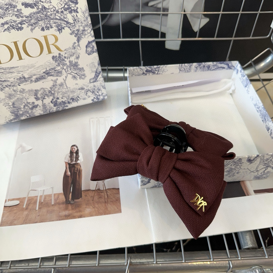 🎁配包装盒
Dior（迪奥）新款D家抓夹，时尚百搭，简单实用 小姐姐必备