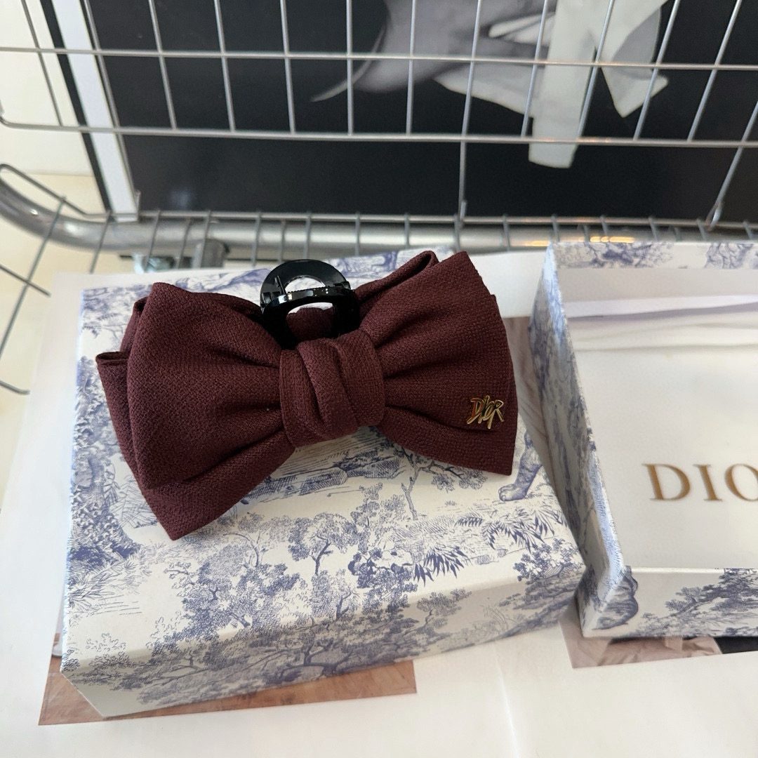 🎁配包装盒
Dior（迪奥）新款D家抓夹，时尚百搭，简单实用 小姐姐必备