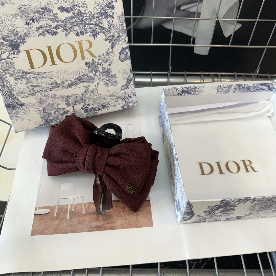 🎁配包装盒
Dior（迪奥）新款D家抓夹，时尚百搭，简单实用 小姐姐必备