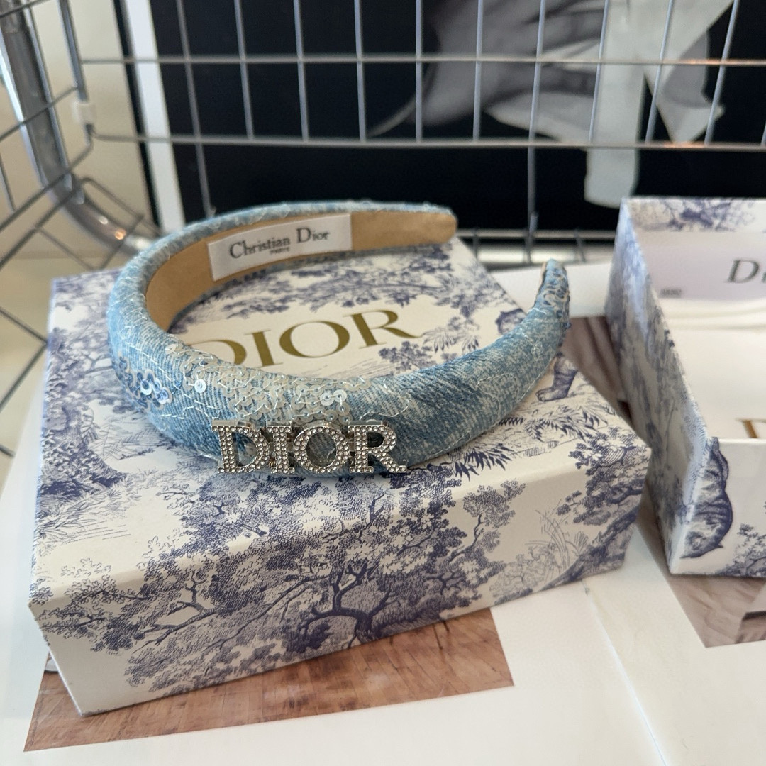  🎁配包装盒
Dior（迪奥）D家新款发箍，牛仔布系列，时尚百搭！简单实用 小姐姐必备