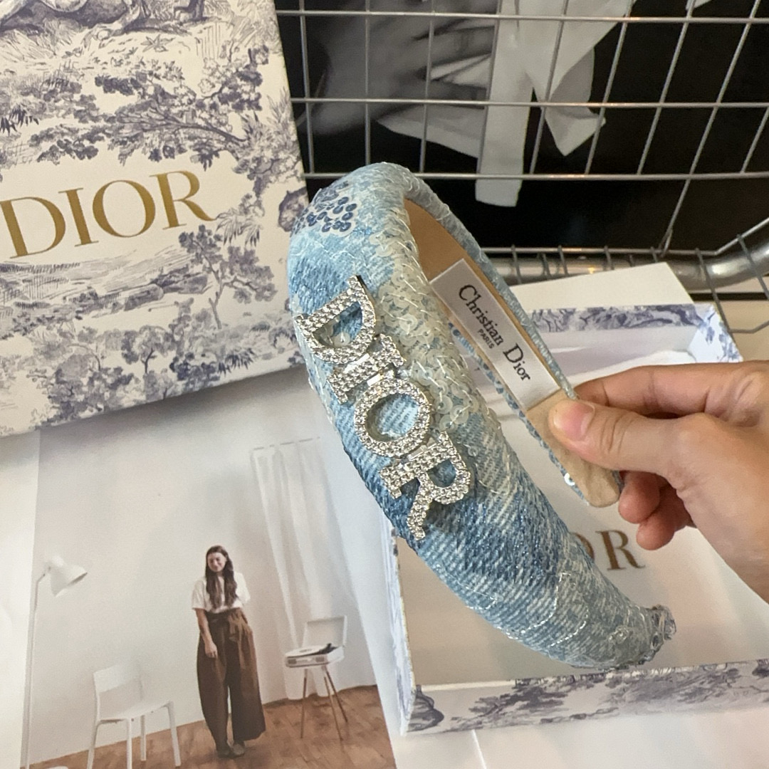  🎁配包装盒
Dior（迪奥）D家新款发箍，牛仔布系列，时尚百搭！简单实用 小姐姐必备