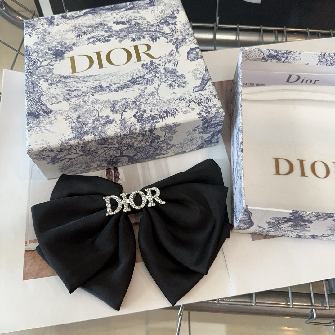  🎁配包装盒
Dior（迪奥）D家新款弹簧顶夹，超级好看！名媛范儿十足，时尚潮品！小仙女必备