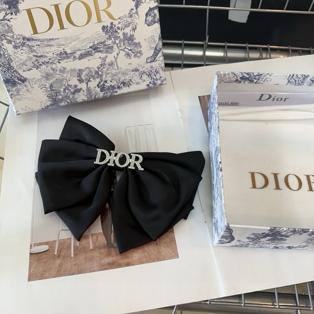  🎁配包装盒
Dior（迪奥）D家新款弹簧顶夹，超级好看！名媛范儿十足，时尚潮品！小仙女必备