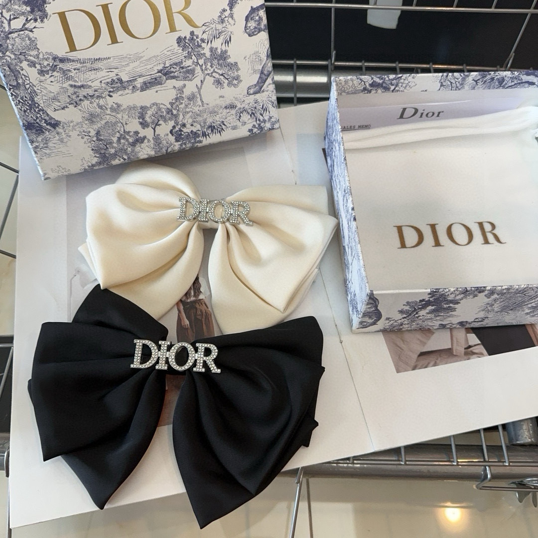  🎁配包装盒
Dior（迪奥）D家新款弹簧顶夹，超级好看！名媛范儿十足，时尚潮品！小仙女必备