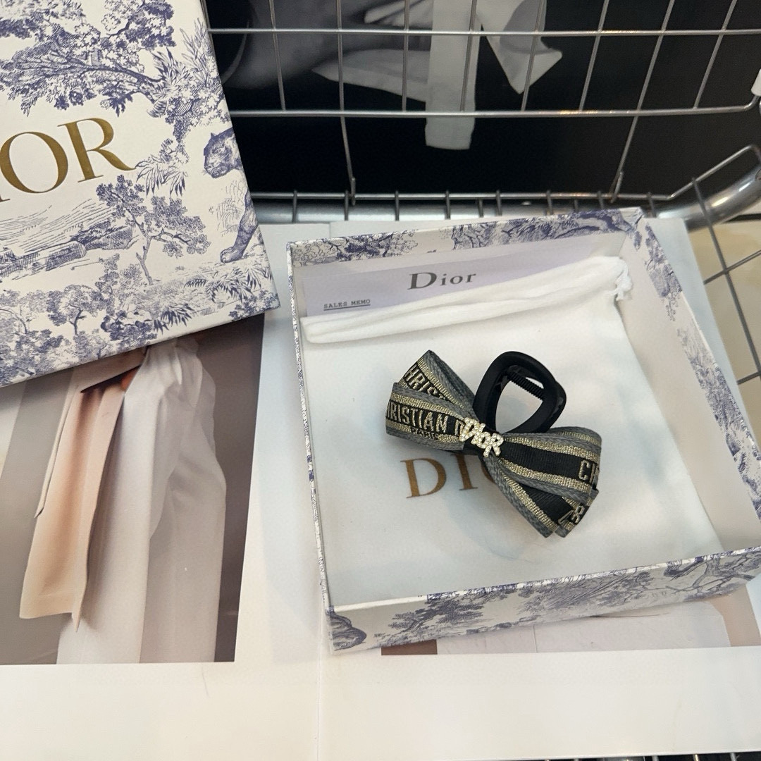  🎁配包装盒
Dior（迪奥）新款D家抓夹，时尚百搭，简单实用 超级好看！小姐姐必备