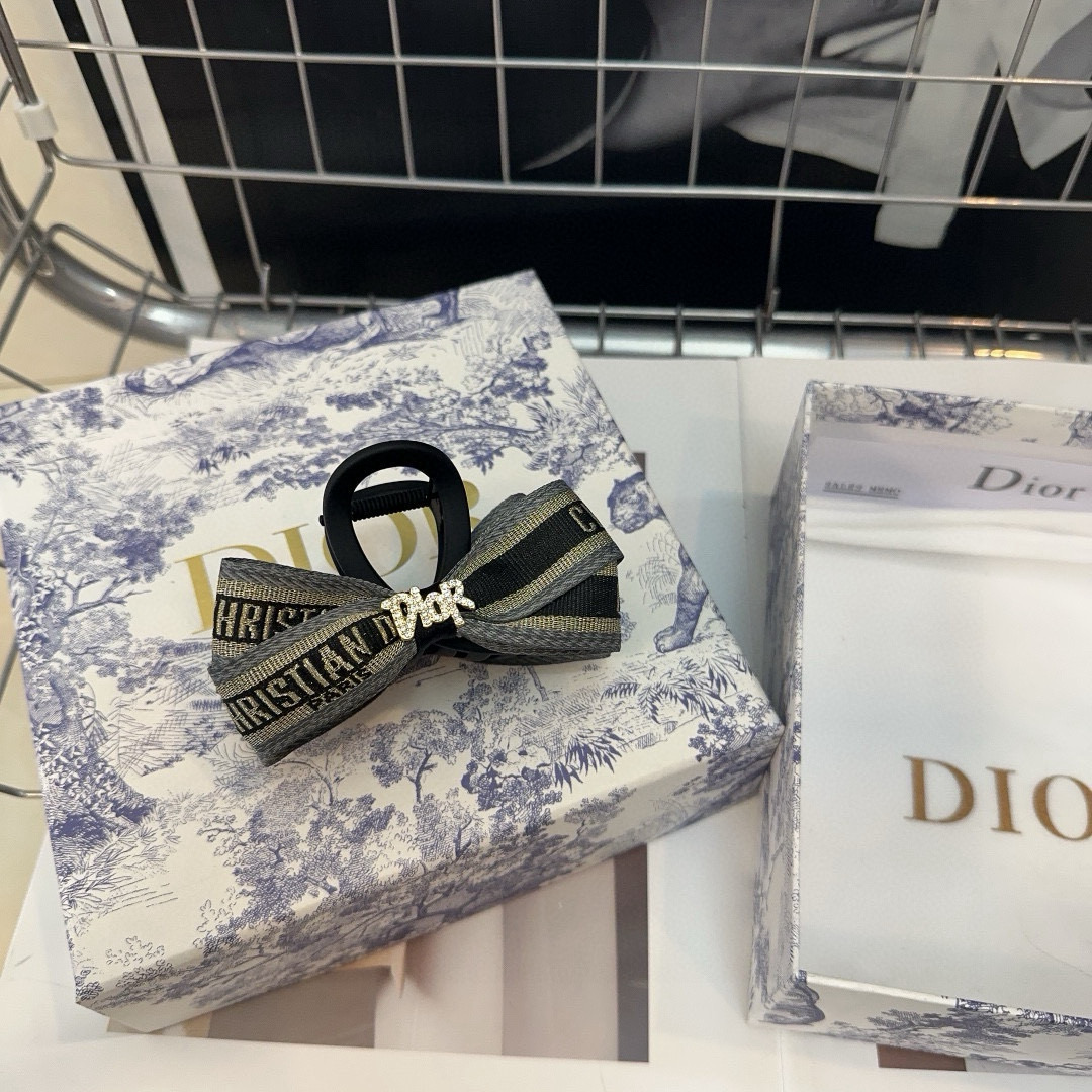  🎁配包装盒
Dior（迪奥）新款D家抓夹，时尚百搭，简单实用 超级好看！小姐姐必备
