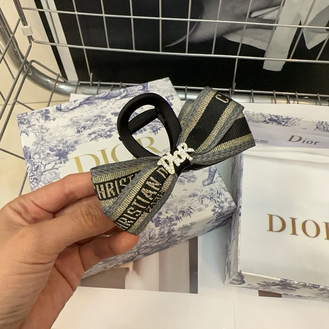  🎁配包装盒
Dior（迪奥）新款D家抓夹，时尚百搭，简单实用 超级好看！小姐姐必备