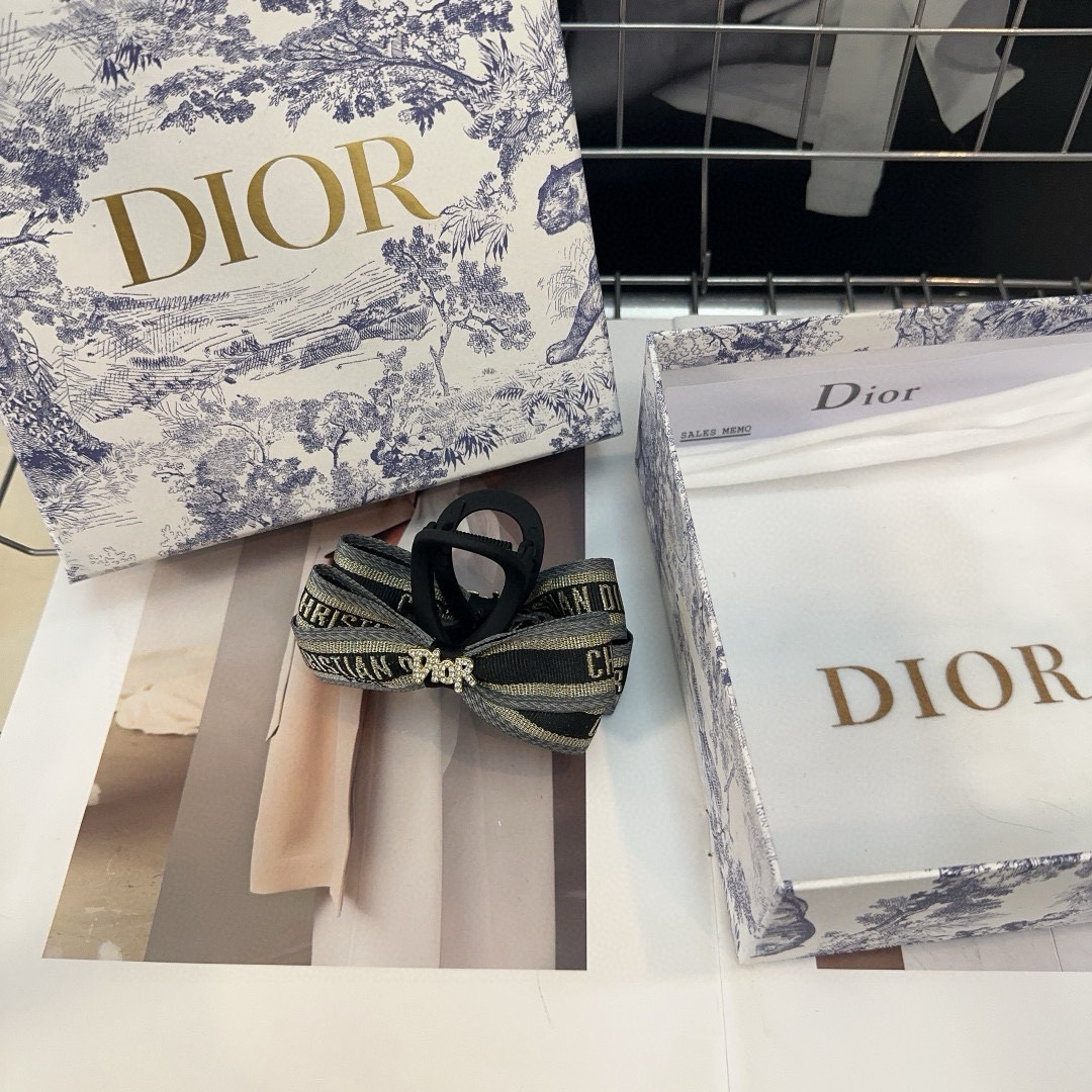  🎁配包装盒
Dior（迪奥）新款D家抓夹，时尚百搭，简单实用 超级好看！小姐姐必备