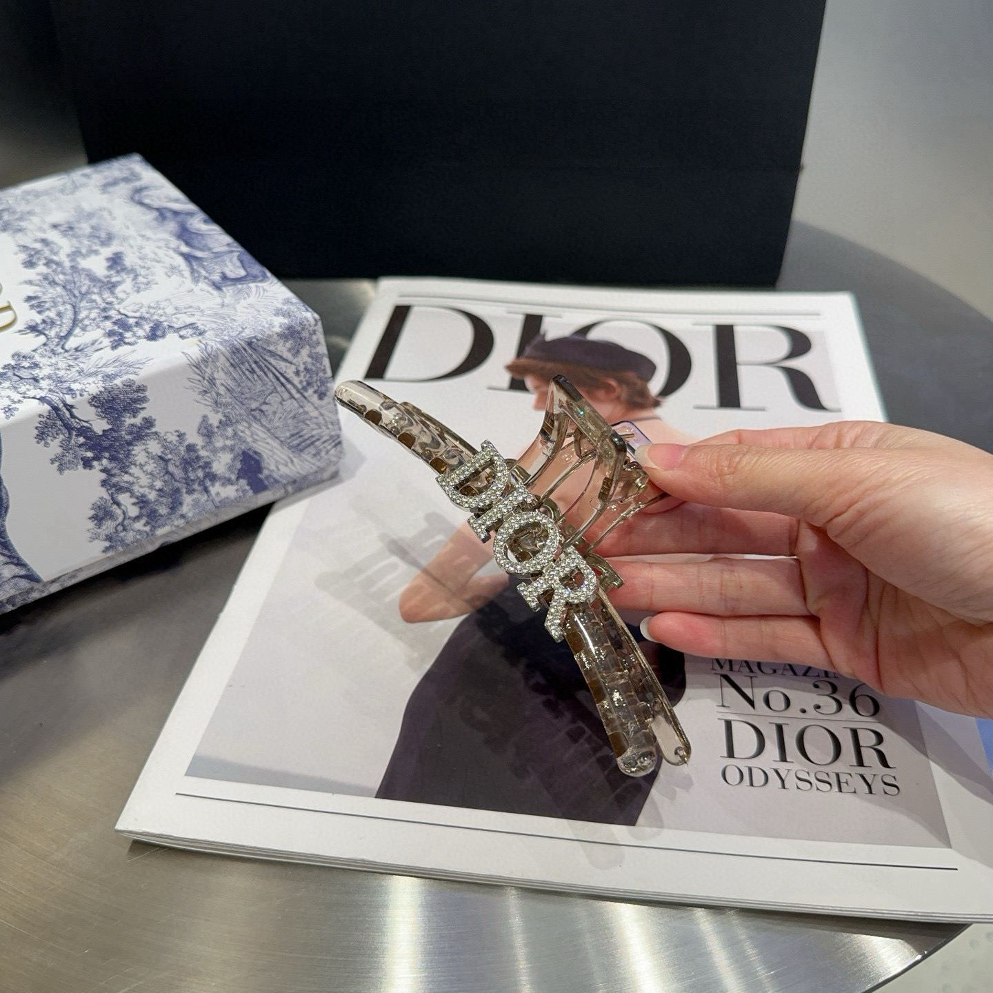  🎁配包装盒
Dior（迪奥）新款D家抓夹，时尚百搭，简单实用 超级好看！小姐姐必备