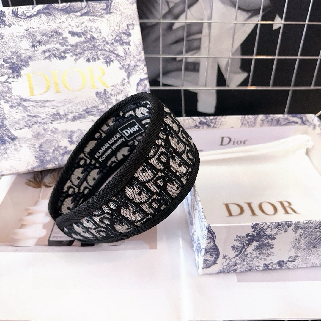  🎁配包装盒
Dior（迪奥）D家字母发箍，经典D字纹，时尚又百搭！简单实用 小姐姐必备