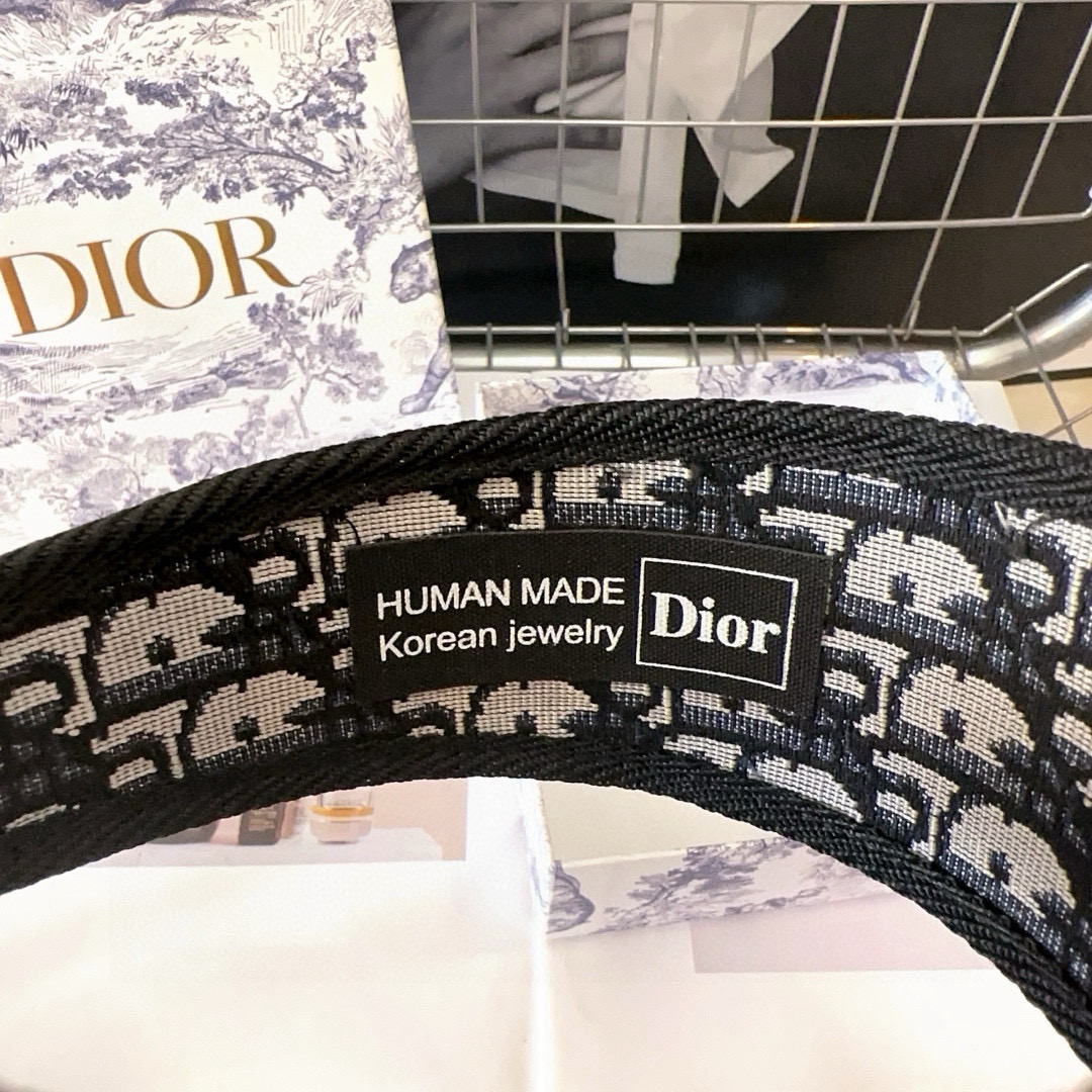  🎁配包装盒
Dior（迪奥）D家字母发箍，经典D字纹，时尚又百搭！简单实用 小姐姐必备