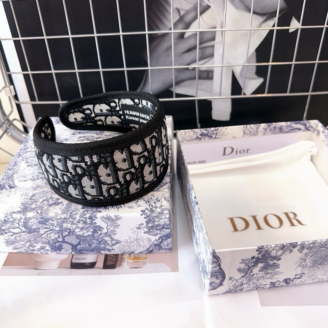  🎁配包装盒
Dior（迪奥）D家字母发箍，经典D字纹，时尚又百搭！简单实用 小姐姐必备