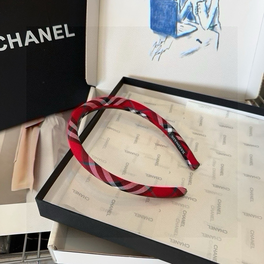 NO:369733,P with packaging box Burberry plaid hairband, classic plaid pattern, paired with beautiful small skirt, double-looking hairpins, hairpins, burberry, burberry, skirts, hairpins19860909P 配包装盒 Burberry（巴宝莉）格子发箍,经典格子纹,搭配美美的小裙子,颜值加倍发夹,发夹,burberry,burberry,skirts,hairpins,accessory