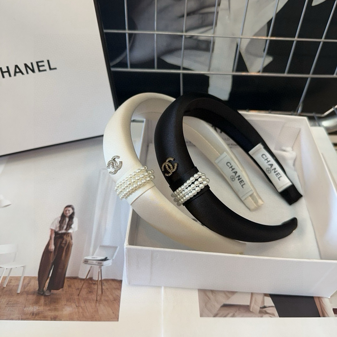 NO:369740,P with packaging box Chanel's latest small fragrant pearl headband, super beautiful!  A very famous lady style, a must-have for a little fairy... Hairpins, hairpins, chanel, chanel, hairpins19860909P 配包装盒 Chanel (香奈儿)最新款小香珍珠发箍,超级好看！名媛范儿十足,小仙女必备…发夹,发夹,chanel,chanel,hairpins,accessory