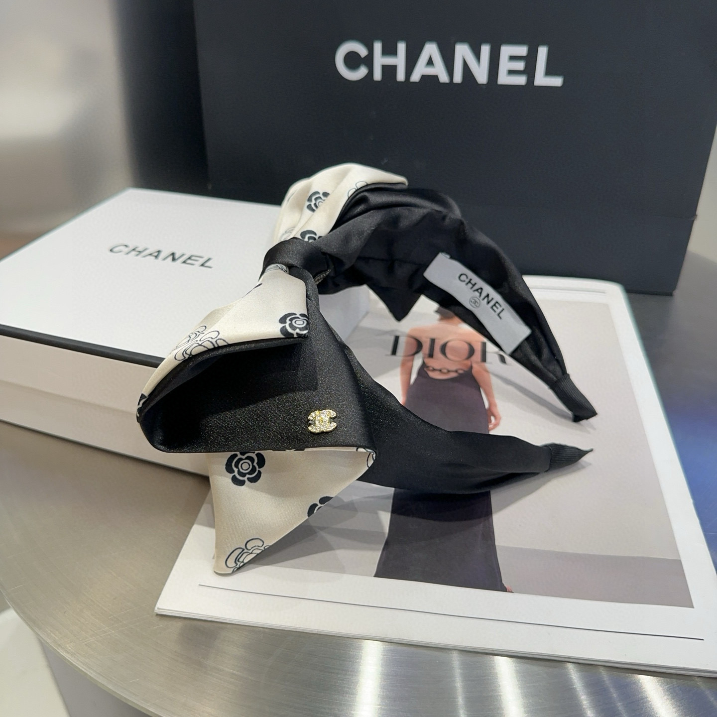 NO:369543,P with packaging box Chanel's latest small fragrant headband, super beautiful!  A very famous lady style, a must-have for a little fairy... Hairpins, hairpins, chanel, chanel, hairpins19860909P 配包装盒 Chanel (香奈儿)最新款小香发箍,超级好看！名媛范儿十足,小仙女必备…发夹,发夹,chanel,chanel,hairpins,accessory