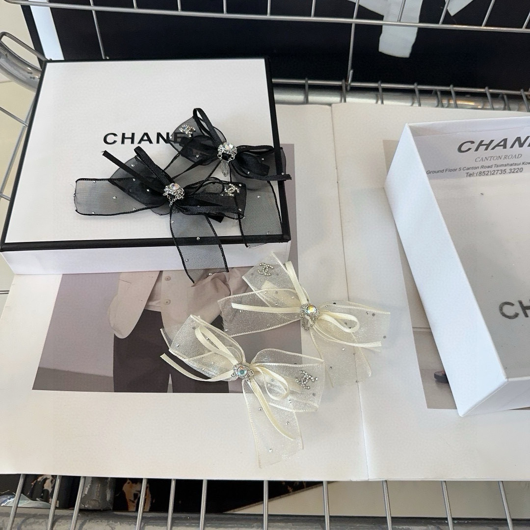 NO:369551,P with packaging box (one pair) Chanel's latest small fragrant hair edge clip, simple and practical, fashionable and trendy!  A must-have for fairies…hairpins, hairpins, chanel, chanel, hairpins19860909P 配包装盒（一对） Chanel (香奈儿)最新小香发边夹,简单实用,时尚潮流！小仙女必备…发夹,发夹,chanel,chanel,hairpins,accessory