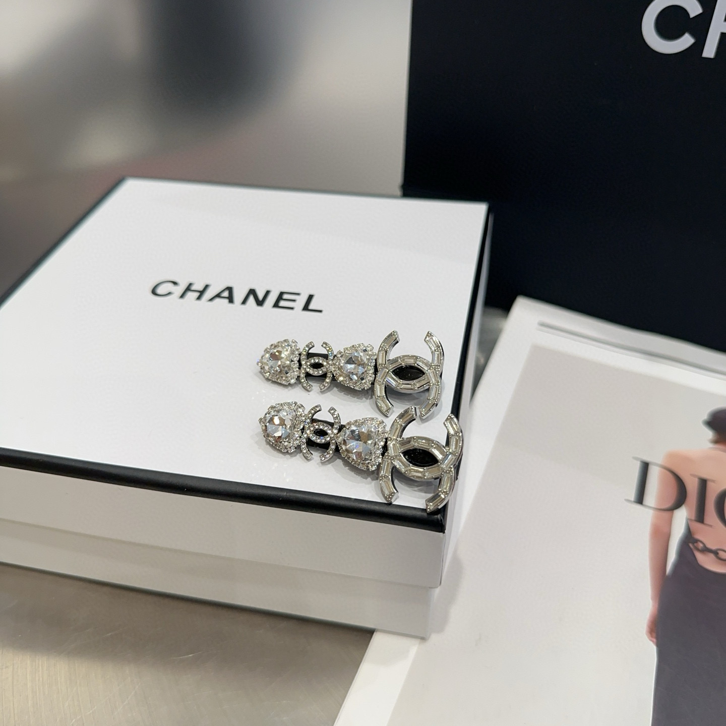 NO:369558,P with packaging box (one pair) Chanel (Chanel) latest small fragrance diamond bangs clip, super beautiful!  Simple and versatile, a must-have for little fairies... Hairpins, hairpins, chanel, chanel, hairpins19860909P 配包装盒（一对） Chanel (香奈儿)最新款小香钻石刘海夹,超级好看！简约百搭,小仙女必备…发夹,发夹,chanel,chanel,hairpins,accessory