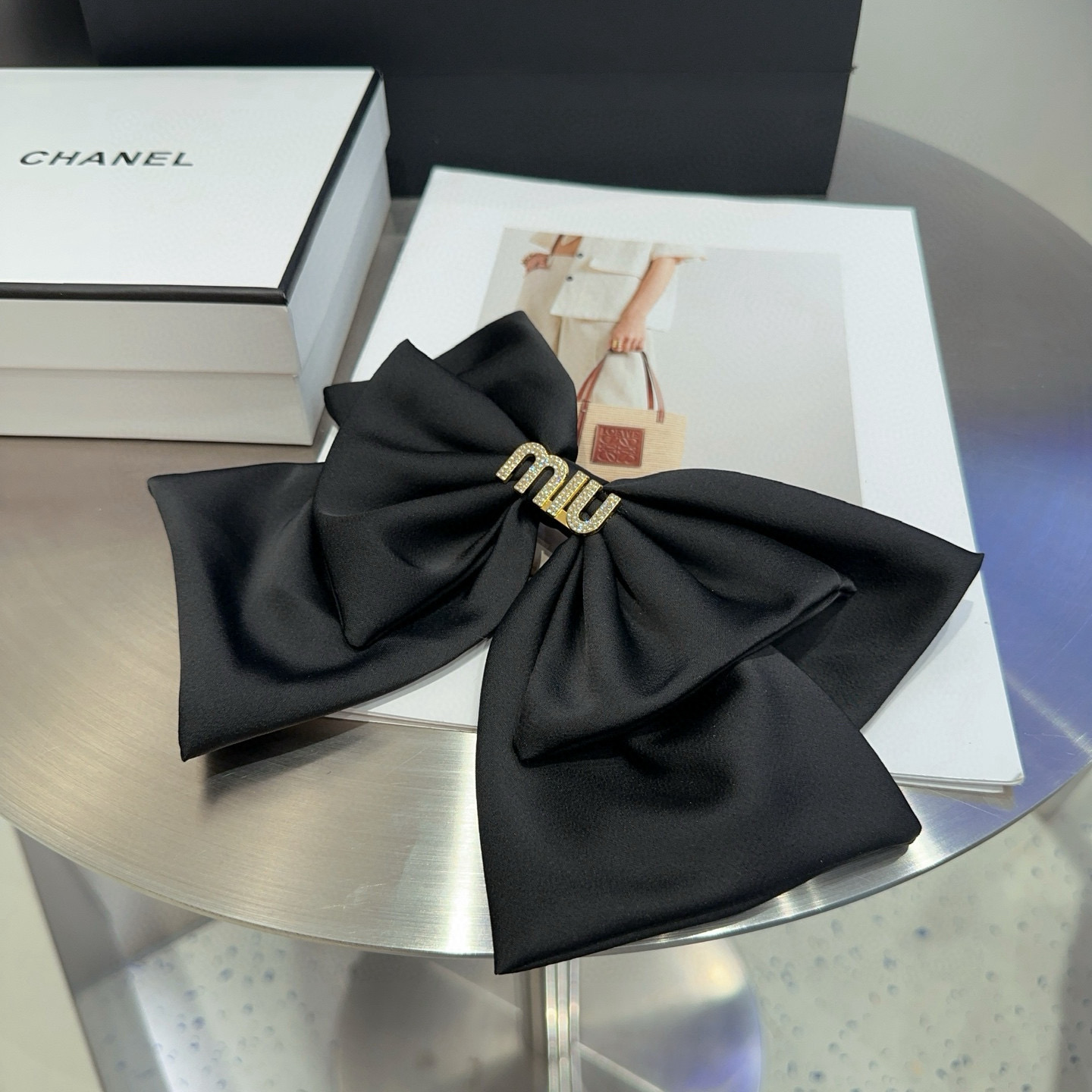 NO:369568,P packing box miumiu new letter spring top clip, simple and elegant, practical and versatile, full of lady temperament, essential hairpins for young ladies, hairpins, miumiu, hairpins19860909P 配包装盒 miumiu新款字母弹簧顶夹,简单优雅,实用百搭,淑女气质十足,小姐姐必备发夹,发夹,miumiu,hairpins,accessory