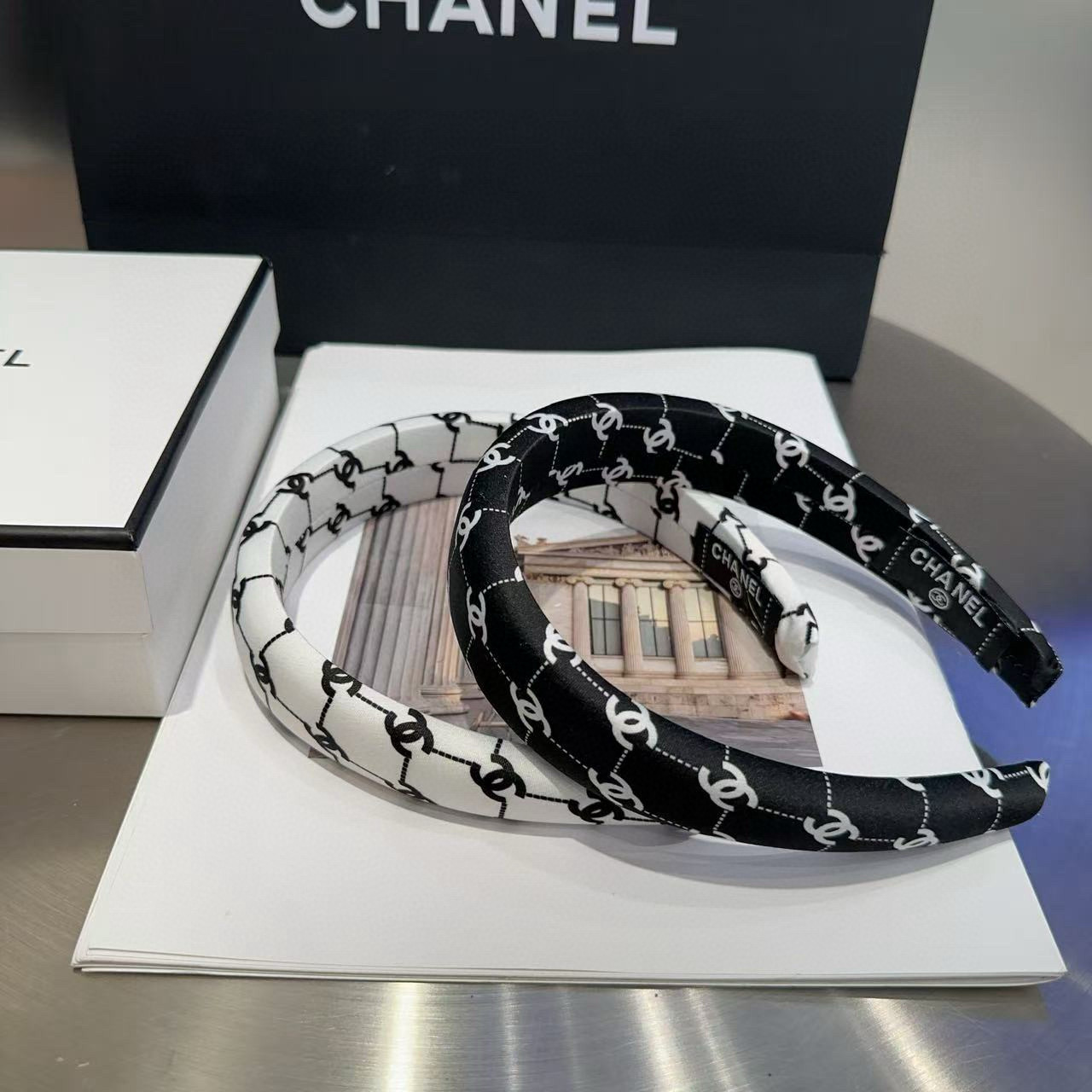 NO:369639,P with packaging box Chanel's latest small fragrant headband, super beautiful!  A very famous lady style, a must-have for a little fairy... Hairpins, hairpins, chanel, chanel, hairpins19860909P 配包装盒 Chanel (香奈儿)最新款小香发箍,超级好看！名媛范儿十足,小仙女必备…发夹,发夹,chanel,chanel,hairpins,accessory