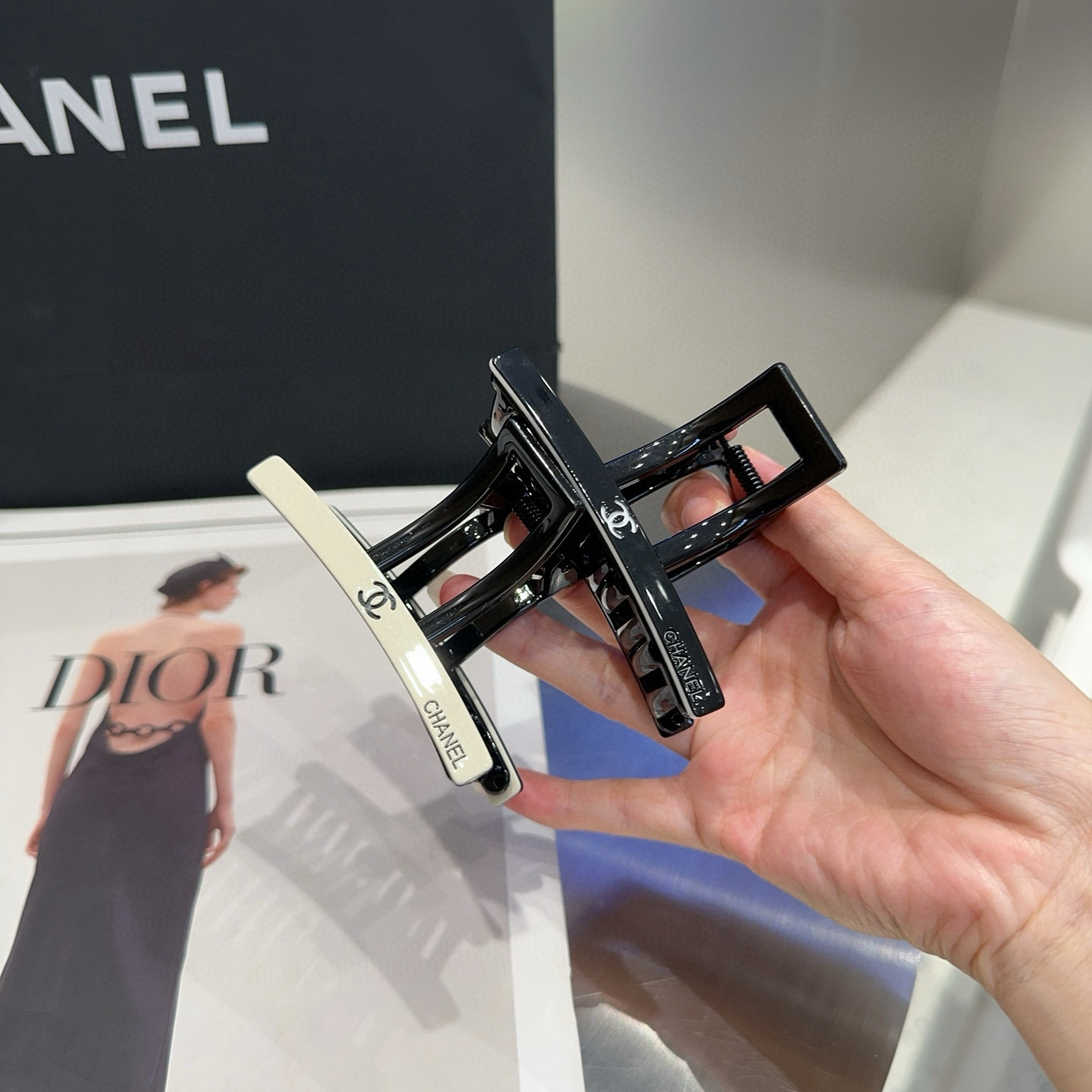 NO:369641,P with packaging box Chanel's latest small fragrance clip, simple and practical, fashionable and trendy!  Very good looking, a must-have for little fairies... Hairpins, hairpins, chanel, chanel, hairpins19860909P 配包装盒 Chanel (香奈儿)最新小香抓夹,简单实用,时尚潮流！非常好看,小仙女必备…发夹,发夹,chanel,chanel,hairpins,accessory