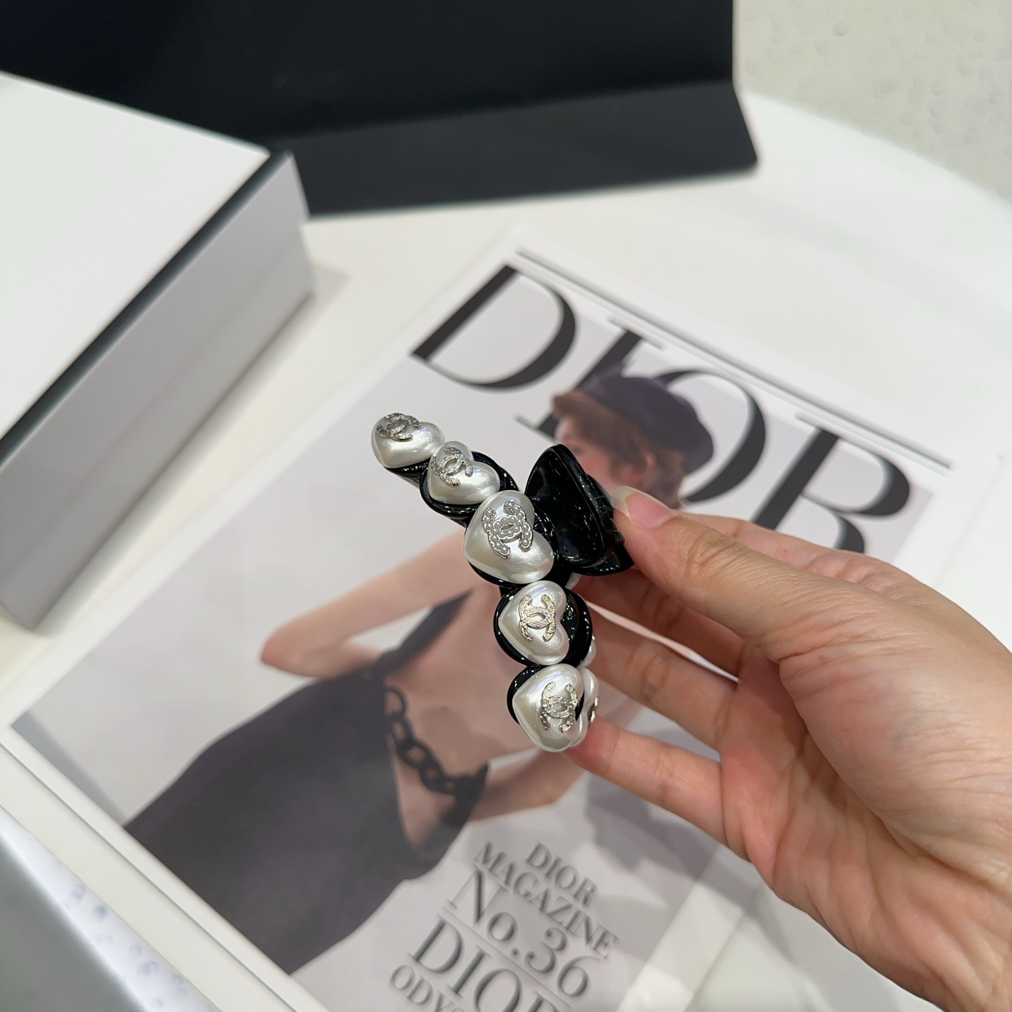 NO:369648,P with packaging box Chanel's latest small fragrant pearl clip.  Super good looking!  A very famous lady style, a must-have for a little fairy... Hairpins, hairpins, chanel, chanel, hairpins19860909P 配包装盒 Chanel (香奈儿)最新款小香珍珠抓夹．超级好看！名媛范儿十足,小仙女必备…发夹,发夹,chanel,chanel,hairpins,accessory