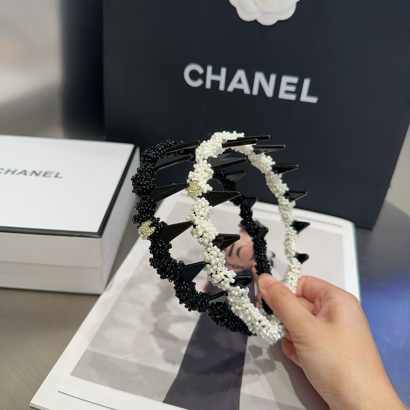 NO:369652,P with packaging box Chanel's latest small fragrant headband, super beautiful!  A very famous lady style, a must-have for a little fairy... Hairpins, hairpins, chanel, chanel, hairpins19860909P 配包装盒 Chanel (香奈儿)最新款小香发箍,超级好看！名媛范儿十足,小仙女必备…发夹,发夹,chanel,chanel,hairpins,accessory