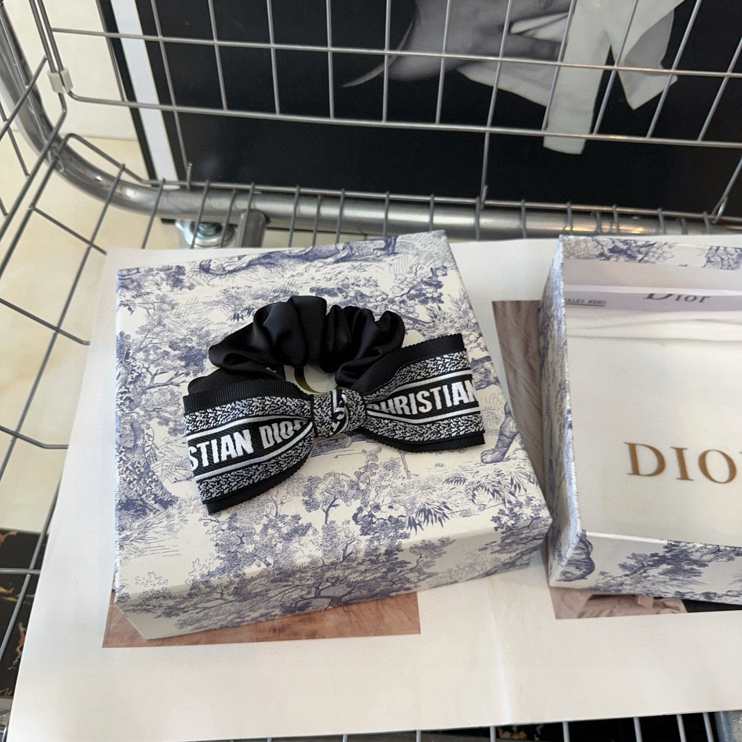 🎁配包装盒
Dior（迪奥）D家新款发圈，时尚百搭！简单实用 小姐姐必备