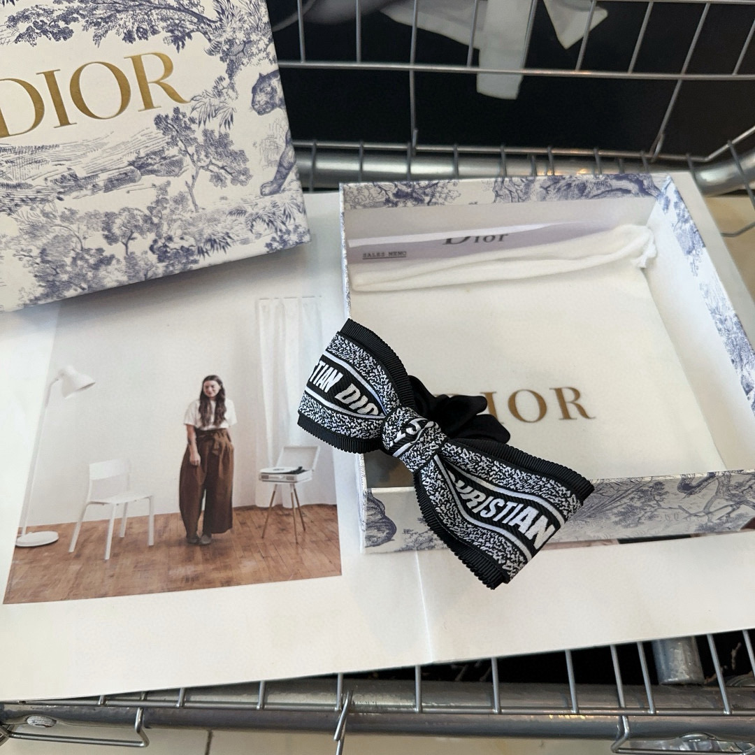  🎁配包装盒
Dior（迪奥）D家新款发圈，时尚百搭！简单实用 小姐姐必备