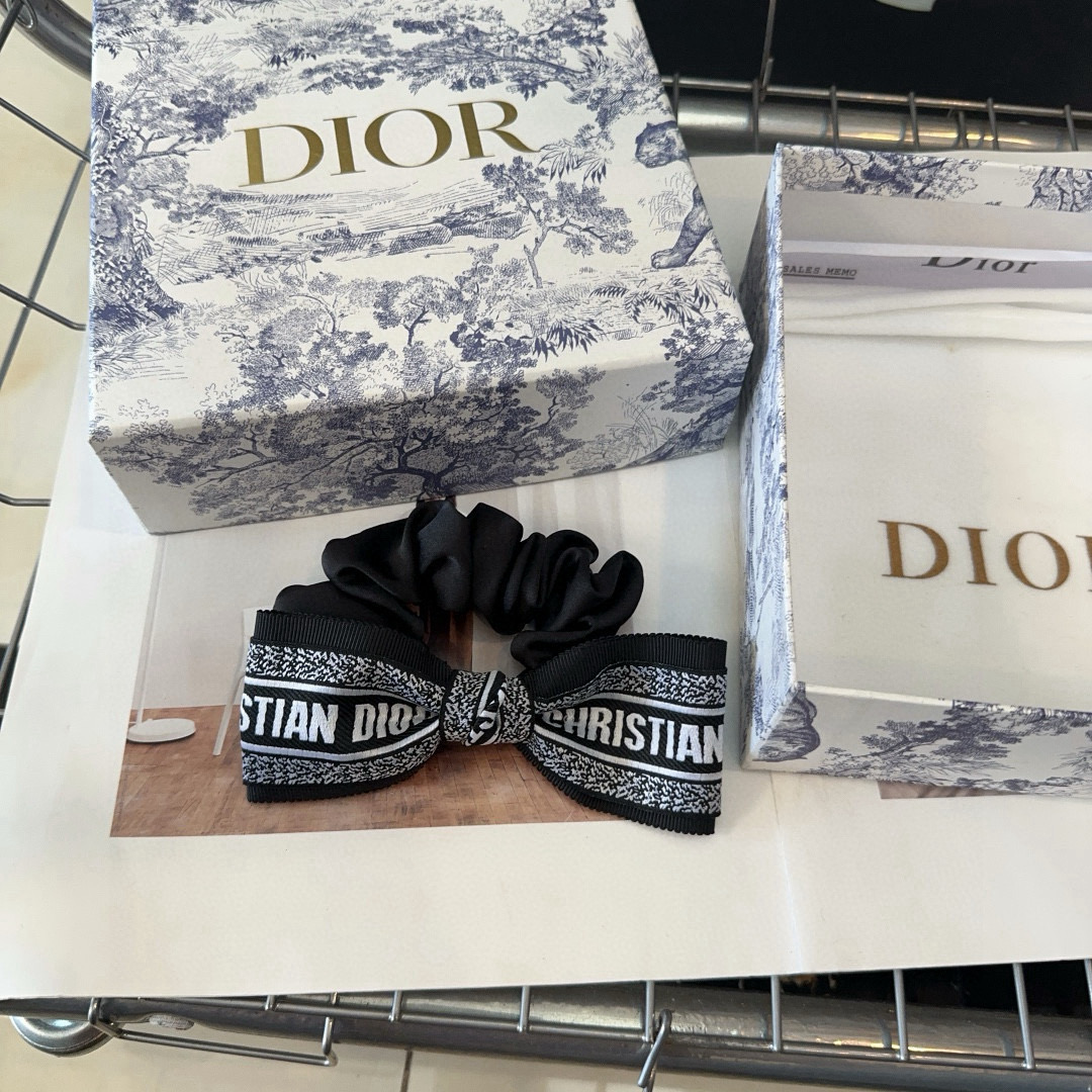  🎁配包装盒
Dior（迪奥）D家新款发圈，时尚百搭！简单实用 小姐姐必备