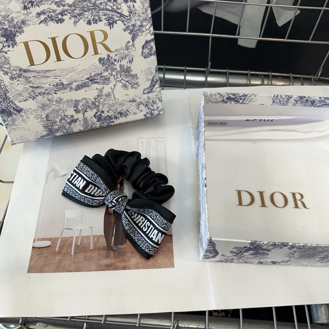  🎁配包装盒
Dior（迪奥）D家新款发圈，时尚百搭！简单实用 小姐姐必备