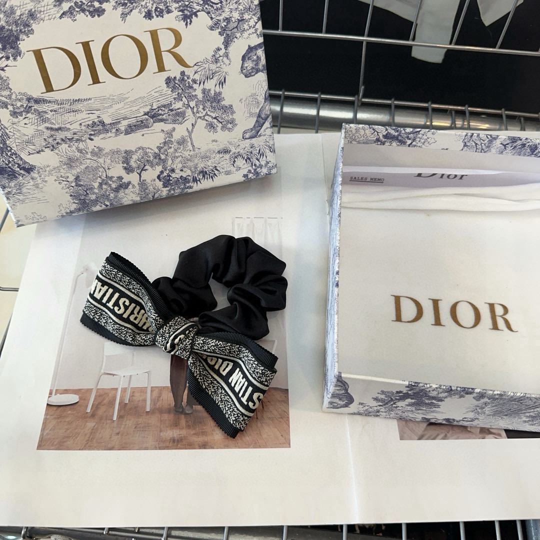  🎁配包装盒
Dior（迪奥）D家新款发圈，时尚百搭！简单实用 小姐姐必备