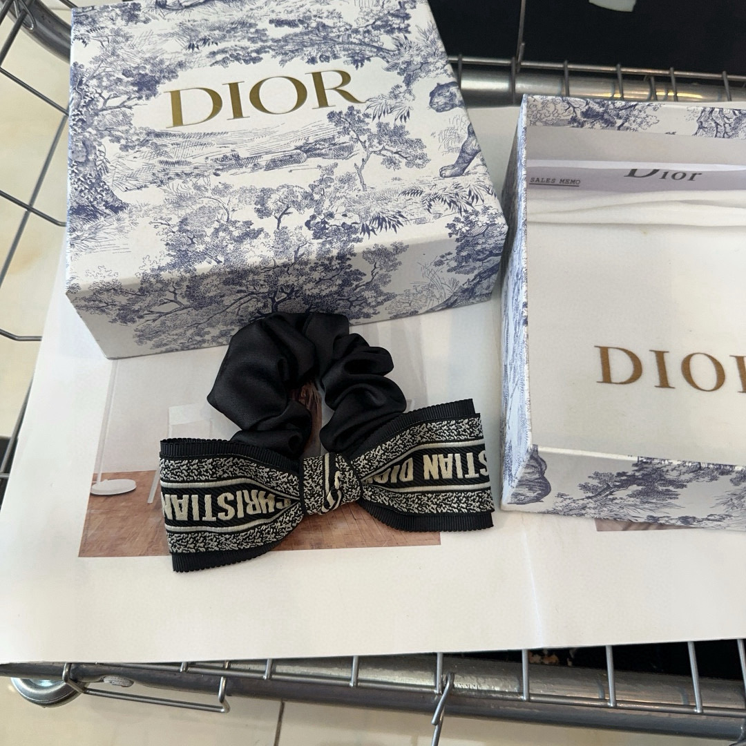  🎁配包装盒
Dior（迪奥）D家新款发圈，时尚百搭！简单实用 小姐姐必备