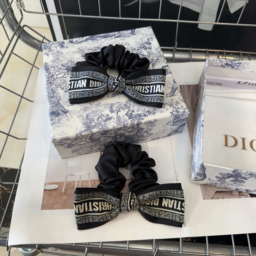  🎁配包装盒
Dior（迪奥）D家新款发圈，时尚百搭！简单实用 小姐姐必备
