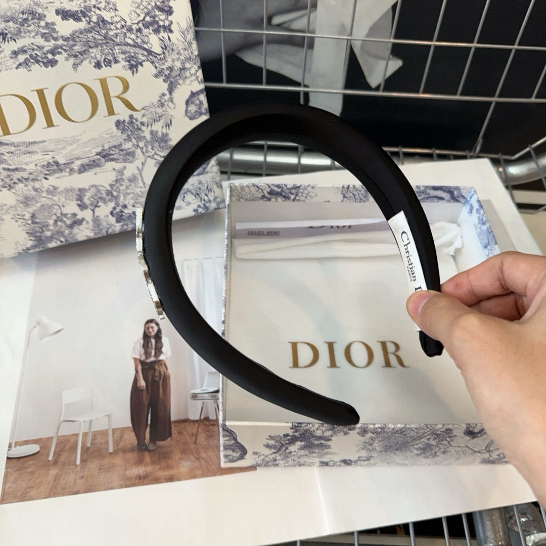  🎁配包装盒
Dior（迪奥）D家新款发箍，时尚百搭！简单实用 小姐姐必备