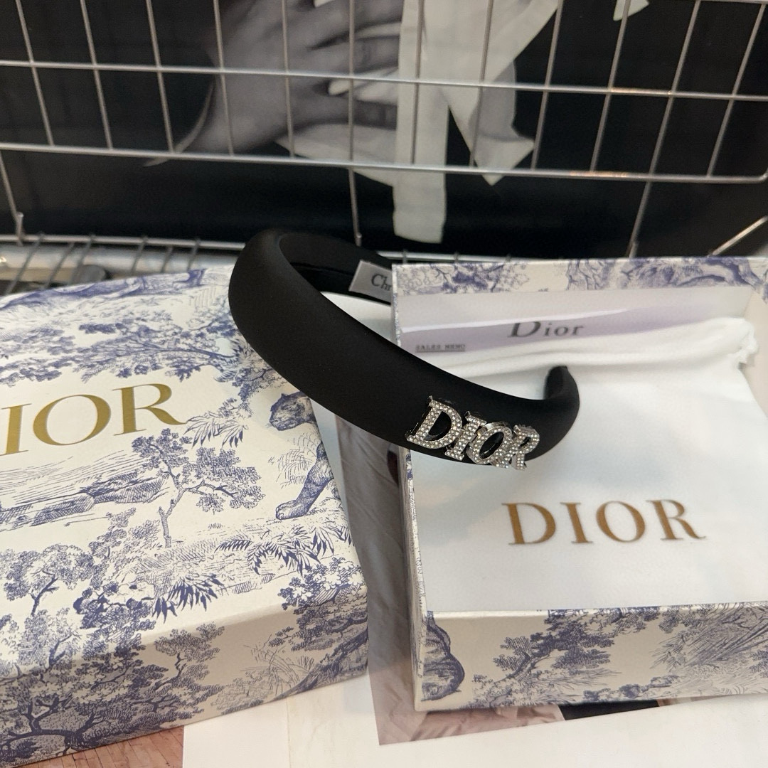  🎁配包装盒
Dior（迪奥）D家新款发箍，时尚百搭！简单实用 小姐姐必备