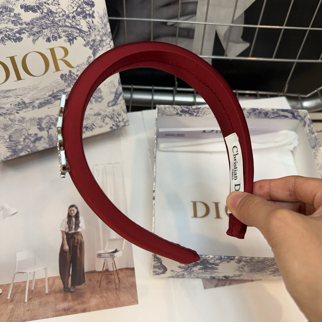  🎁配包装盒
Dior（迪奥）D家新款发箍，时尚百搭！简单实用 小姐姐必备