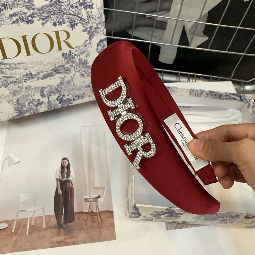  🎁配包装盒
Dior（迪奥）D家新款发箍，时尚百搭！简单实用 小姐姐必备