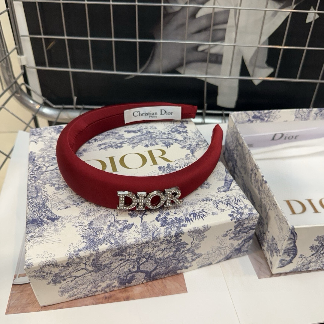  🎁配包装盒
Dior（迪奥）D家新款发箍，时尚百搭！简单实用 小姐姐必备