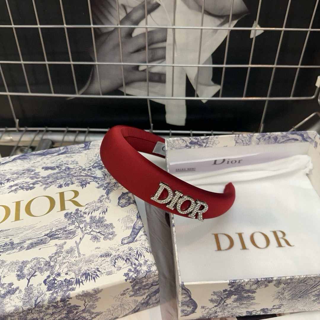  🎁配包装盒
Dior（迪奥）D家新款发箍，时尚百搭！简单实用 小姐姐必备