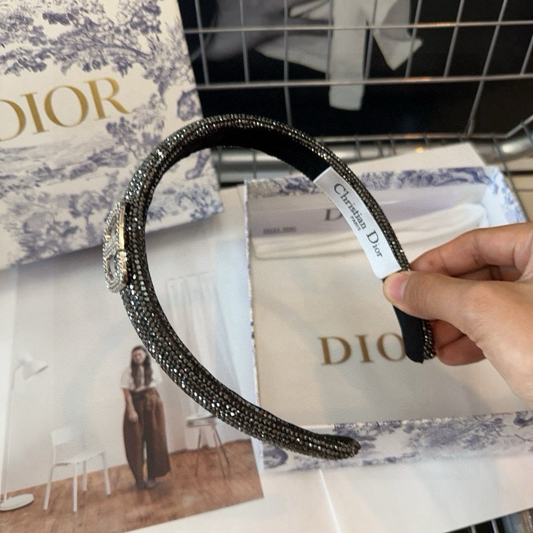  🎁配包装盒
Dior（迪奥）D家新款发箍，满钻系列，时尚潮品，名媛风范十足！小姐姐必备