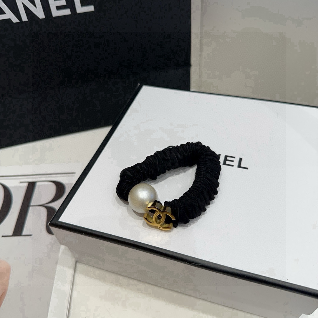 肠圈 珍珠🎁配包装盒（单个）
Chanel (香奈儿)最新小香爆款发圈，非常好看！小仙女必备…