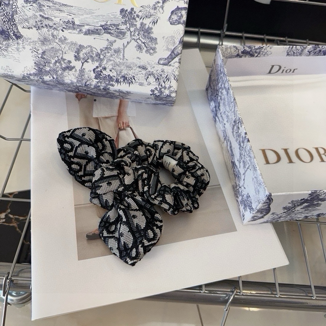  🎁配包装盒
Dior（迪奥）经典D字母发圈，网红爆款，时尚百搭！简单实用 小姐姐必备