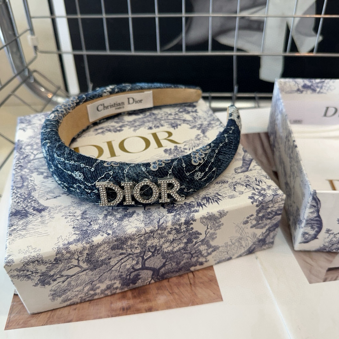  🎁配包装盒
Dior（迪奥）D家新款发箍，牛仔布系列，时尚百搭！简单实用 小姐姐必备