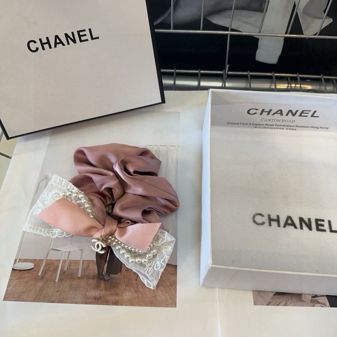 NO:370097,P with packaging box Chanel (Chanel)'s most popular new hairstyle, one of the most beautiful ones!  Fashionable products: Little fairy must-eye hairpins, hairpins, chanel, chanel, hairpins19860909P 配包装盒 Chanel（香奈儿）最火爆新款发圈,绝美的一款！时尚潮品 小仙女必眼入发夹,发夹,chanel,chanel,hairpins,accessory