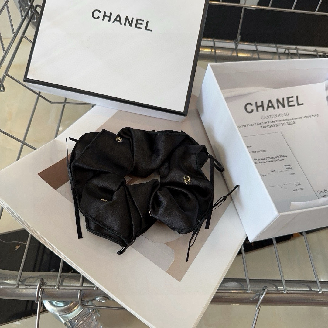 NO:370102,P with packaging box Chanel's latest small fragrance hair ring, simple and practical, fashionable and trendy!  A must-have for fairies…hairpins, hairpins, chanel, chanel, hairpins19860909P 配包装盒 Chanel (香奈儿)最新小香发圈 简单实用,时尚潮流！小仙女必备…发夹,发夹,chanel,chanel,hairpins,accessory