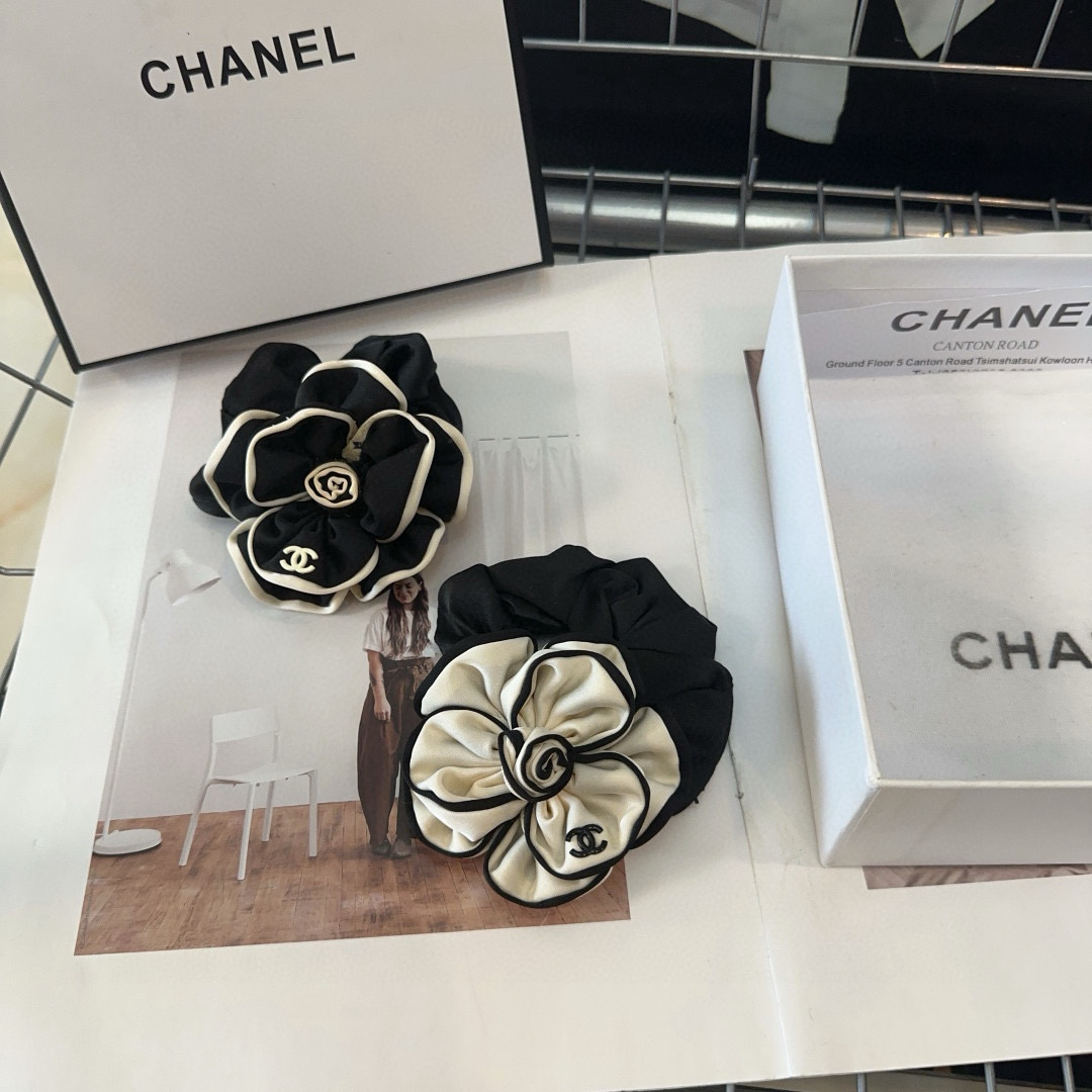 NO:370116,P with packaging box Chanel (Chanel) latest small fragrance rose hair ring, super beautiful!  A very famous lady style, a must-have for a little fairy... Hairpins, hairpins, chanel, chanel, hairpins19860909P 配包装盒 Chanel (香奈儿)最新款小香爆款玫瑰花发圈,超级好看！名媛范儿十足,小仙女必备…发夹,发夹,chanel,chanel,hairpins,accessory
