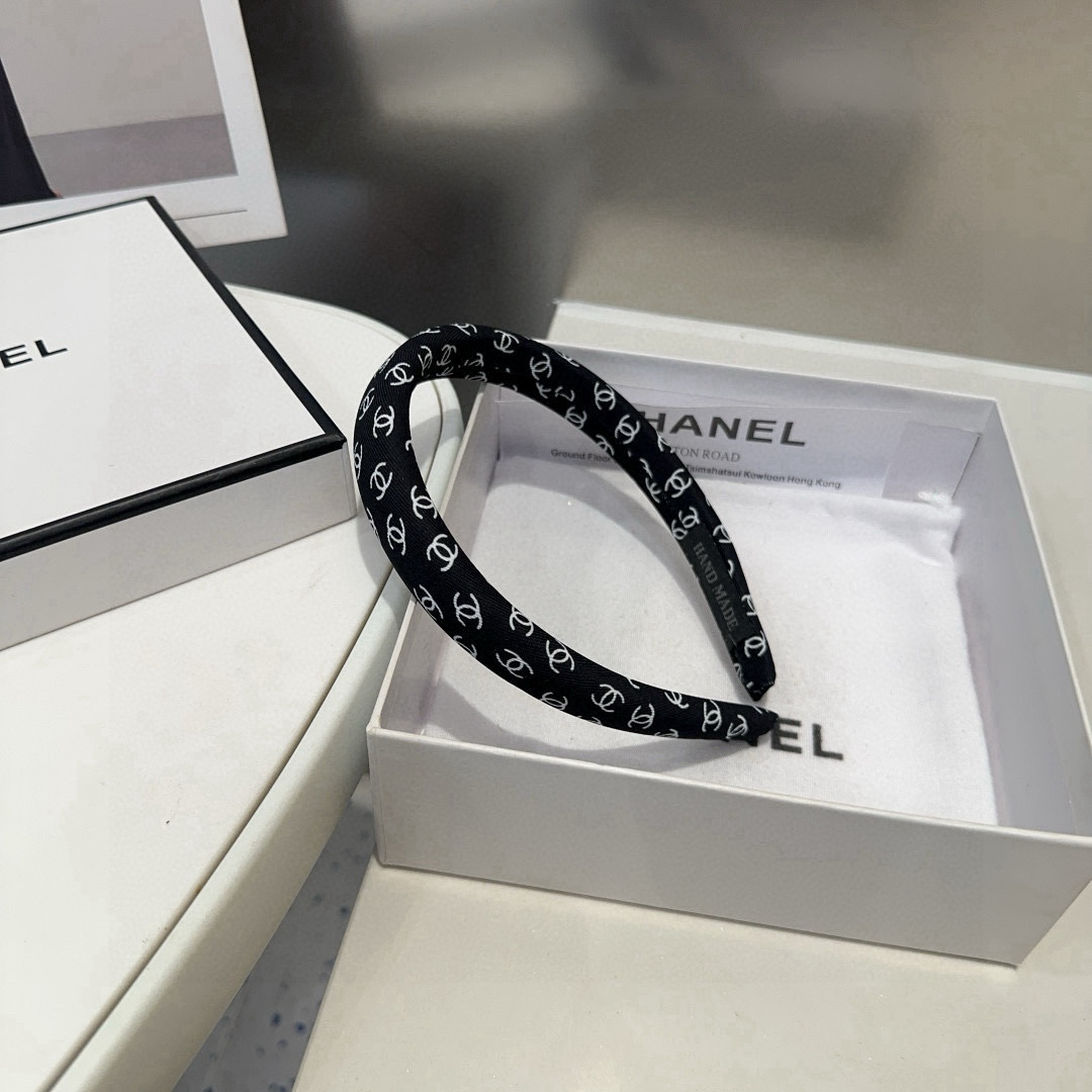 NO:370088,P with packaging box Chanel's latest small fragrant headband, super beautiful!  A very famous lady style, a must-have for a little fairy... Hairpins, hairpins, chanel, chanel, hairpins19860909P 配包装盒 Chanel (香奈儿)最新款小香发箍,超级好看！名媛范儿十足,小仙女必备…发夹,发夹,chanel,chanel,hairpins,accessory