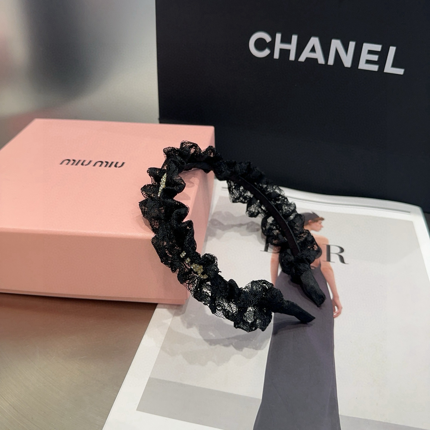 NO:370103,P packing box Miumiu's new lace headband is simple and elegant, practical and versatile, and is a celebrity style, worth buying!  hairpins, hairpins, miumiu, hairpins19860909P 配包装盒 miumiu新款蕾丝发箍,简单优雅,实用百搭,名媛范儿,值得入手！发夹,发夹,miumiu,hairpins,accessory